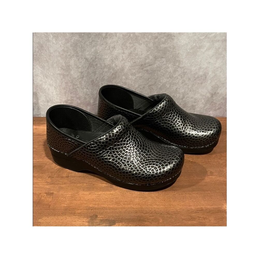 Dansko Professional black textured pattern leather clogs size 40/9.5-10